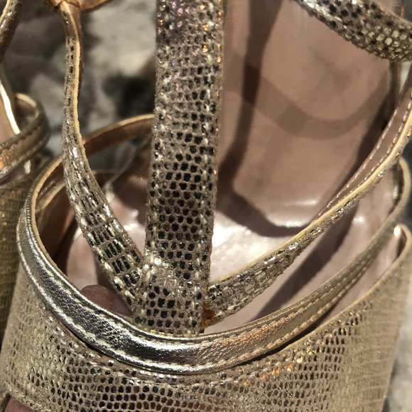 Tahari Bella Faux SnakeSkin Gold Heels 8M. GUC - Picture 8 of 10